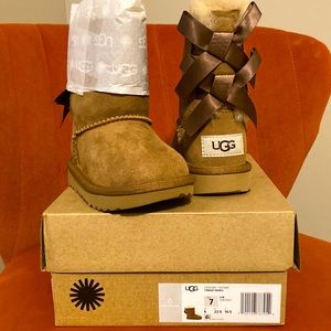 Brand new never been worn Toddler size 7 Ugg Bailey Bow ll in color Chestnut